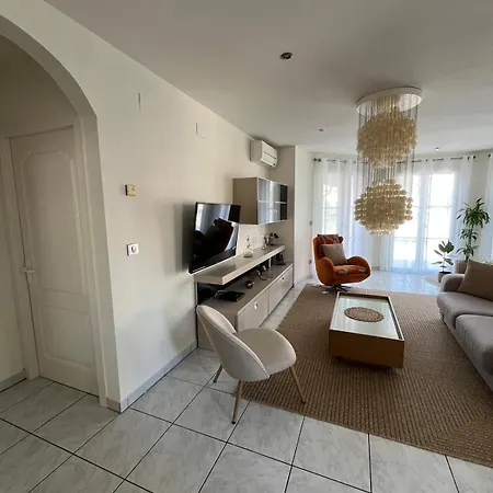 4-bedroom With Private Pool, Ac, Close To Beach, Linen Included *
