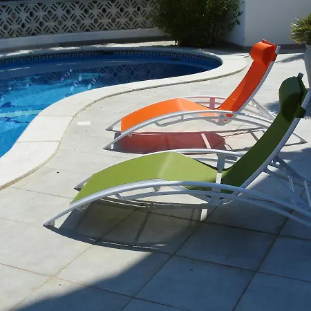 4-bedroom With Private Pool, Ac, Close To Beach, Linen Included