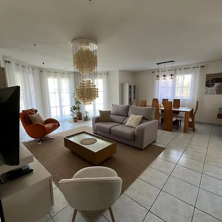 4-bedroom With Private Pool, Ac, Close To Beach, Linen Included אמפוריבראבה