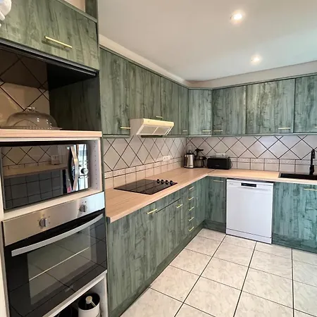 4-bedroom With Private Pool, Ac, Close To Beach, Linen Included *