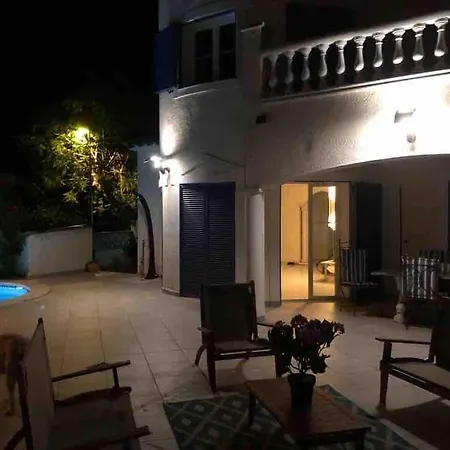 4-bedroom With Private Pool, Ac, Close To Beach, Linen Included אמפוריבראבה