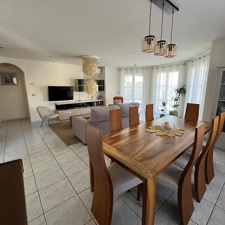 4-bedroom With Private Pool, Ac, Close To Beach, Linen Included * אמפוריבראבה